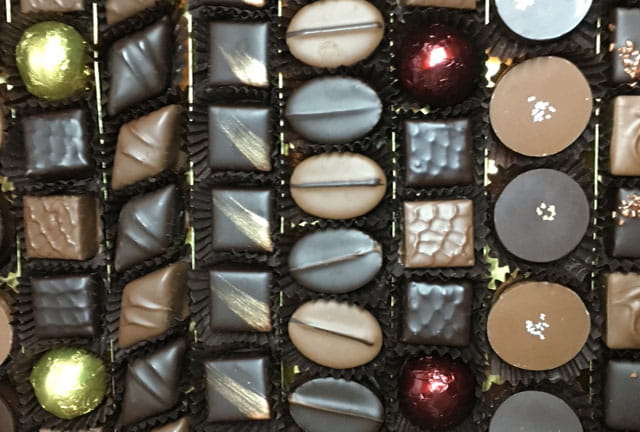 Gros plan sur des chocolats artisanaux Le Pralin.