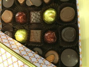 Des chocolats dans une boite.
