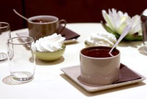 Tasse de chocolat chaud maison chez Le Pralin.