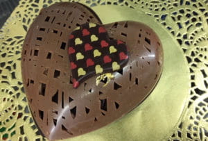 Boîte en chocolat en forme de cœur.